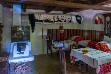 Sibiu, Romanya, 13 Ağustos 2023: Romanya 'nın Sibiu kentindeki Astra etnoğrafya müzesinde tarihi evlerin içi