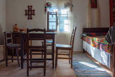 Sibiu, Romanya, 13 Ağustos 2023: Romanya 'nın Sibiu kentindeki Astra etnoğrafya müzesinde tarihi evlerin içi