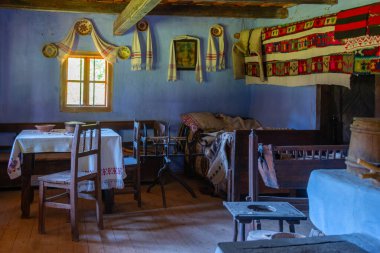 Sibiu, Romanya, 13 Ağustos 2023: Romanya 'nın Sibiu kentindeki Astra etnoğrafya müzesinde tarihi evlerin içi