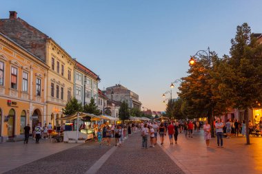Sibiu, Romanya, 13 Ağustos 2023: Romanya 'nın Sibiu kentinde bir sokakta gün batımı