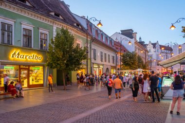 Sibiu, Romanya, 13 Ağustos 2023: Romanya 'nın Sibiu kentinde bir sokakta gün batımı