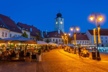 Sibiu, Romanya, 13 Ağustos 2023: Romanya 'nın Sibiu kentinde Piata Mica' nın günbatımı