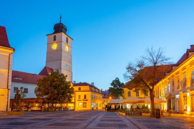 Sibiu, Romanya, 14 Ağustos 2023: Romanya 'nın Sibiu kentindeki Konsey kulesinin günbatımı