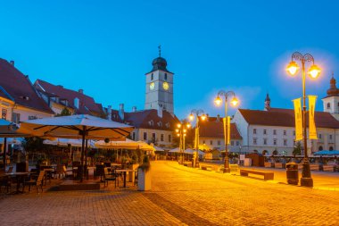 Sibiu, Romanya, 13 Ağustos 2023: Romanya 'nın Sibiu kentinde Piata Mica' nın günbatımı