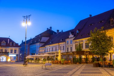 Sibiu, Romanya, 14 Ağustos 2023: Romanya 'nın Sibiu kentindeki Piata Mare' de gün batımı