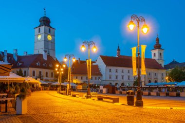 Sibiu, Romanya, 13 Ağustos 2023: Romanya 'nın Sibiu kentinde Piata Mica' nın günbatımı