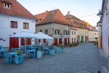 Sibiu, Romanya, 14 Ağustos 2023: Romanya 'nın Sibiu kentinde bir sokakta gün batımı