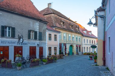 Sibiu, Romanya, 14 Ağustos 2023: Romanya 'nın Sibiu kentinde bir sokakta gün batımı