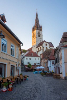 Sibiu, Romanya, 14 Ağustos 2023: Romanya 'nın Sibiu kentindeki Aziz Mary katedralinin gün doğumu manzarası