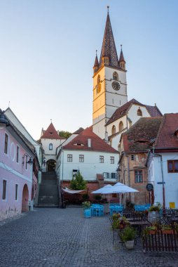 Sibiu, Romanya, 14 Ağustos 2023: Romanya 'nın Sibiu kentindeki Aziz Mary katedralinin gün doğumu manzarası