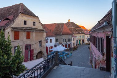 Sibiu, Romanya, 14 Ağustos 2023: Romanya 'nın Sibiu kentinde bir sokakta gün batımı