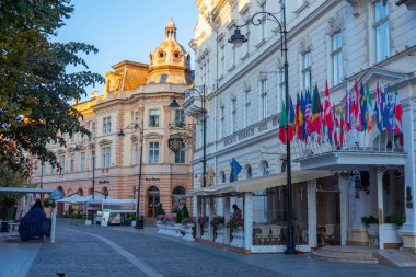 Sibiu, Romanya, 14 Ağustos 2023: Romanya 'nın Sibiu kentinde bir sokakta gün batımı