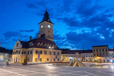 Brasov, Romanya, 15 Ağustos 2023: Romanya 'nın Brasov kentindeki Konsey Meydanı' ndaki belediye binasının gün doğumu manzarası