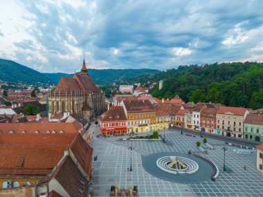 Brasov, Romanya, 15 Ağustos 2023: Romanya 'nın Brasov kentindeki Konsey Meydanı' nda gün doğumu