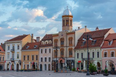 Brasov, Romanya, 15 Ağustos 2023: Romanya 'nın Brasov kentindeki Konsey Meydanı' nda gün doğumu