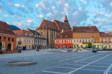 Brasov, Romanya, 15 Ağustos 2023: Romanya 'nın Brasov kentindeki Konsey Meydanı' nda gün doğumu