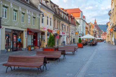 Brasov, Romanya, 15 Ağustos 2023: Romanya 'nın eski Brasov kentinde bir caddenin gün doğumu manzarası