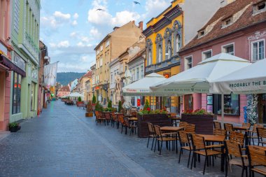 Brasov, Romanya, 15 Ağustos 2023: Romanya 'nın eski Brasov kentinde bir caddenin gün doğumu manzarası