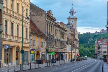 Brasov, Romanya, 15 Ağustos 2023: Romanya 'nın eski Brasov kentinde bir caddenin gün doğumu manzarası