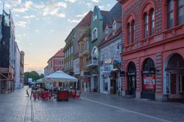 Brasov, Romanya, 15 Ağustos 2023: Romanya 'nın eski Brasov kentinde bir caddenin gün doğumu manzarası