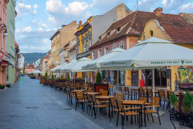 Brasov, Romanya, 15 Ağustos 2023: Romanya 'nın eski Brasov kentinde bir caddenin gün doğumu manzarası