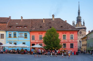 Sighisoara, Romanya, 15 Ağustos 2023: Romanya 'nın Sighisoara kentindeki eski kasaba meydanında gün batımı