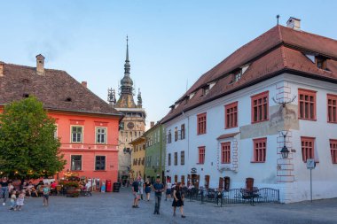 Sighisoara, Romanya, 15 Ağustos 2023: Romanya 'nın Sighisoara kentindeki eski kasaba meydanında gün batımı