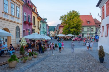 Sighisoara, Romanya, 15 Ağustos 2023: Romanya 'nın Sighisoara kentindeki eski kasaba meydanında gün batımı
