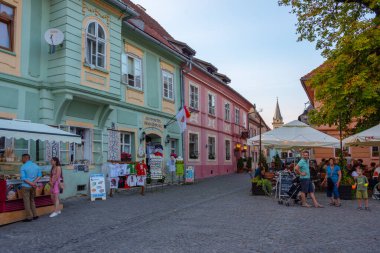 Sighisoara, Romanya, 15 Ağustos 2023: Romanya 'nın Sighisoara kentindeki eski kasaba meydanında gün batımı