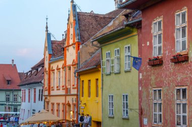 Sighisoara, Romanya, 15 Ağustos 2023: Romanya 'nın Sighisoara kentindeki eski kasaba meydanında gün batımı