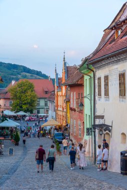 Sighisoara, Romanya, 15 Ağustos 2023: Romanya 'nın Sighisoara kentindeki eski kasaba meydanında gün batımı