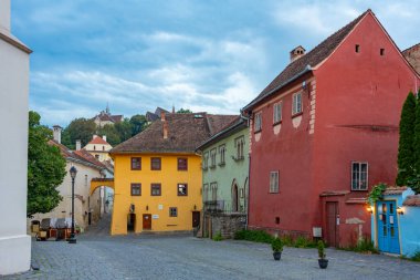 Sighisoara, Romanya, 16 Ağustos 2023: Romanya 'nın Sighisoara kentindeki eski kasaba meydanında gün batımı