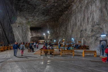 Praid, Romanya, 16 Ağustos 2023: Romanya 'daki Praid tuz madeninde insanlar dinleniyor