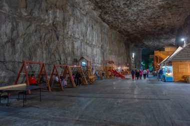 Praid, Romanya, 16 Ağustos 2023: Romanya 'daki Praid tuz madeninde insanlar dinleniyor