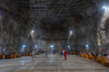 Praid, Romanya, 16 Ağustos 2023: Romanya 'daki Praid tuz madeninde insanlar dinleniyor