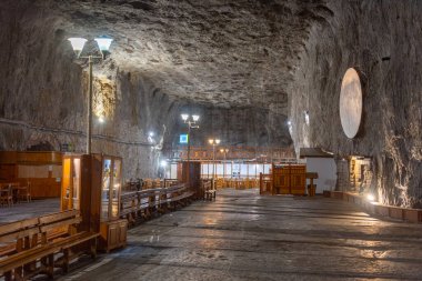 Praid, Romanya, 16 Ağustos 2023: Romanya 'daki Praid tuz madeninde insanlar dinleniyor