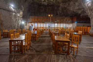 Praid, Romanya, 16 Ağustos 2023: Romanya 'daki Praid tuz madeninde insanlar dinleniyor