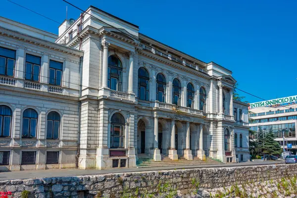 Saraybosna, Bosna-Hersek, 15 Temmuz 2023: Saraybosna, Bosna-Hersek 'in merkezindeki Mlijacka nehrindeki ulusal tiyatro