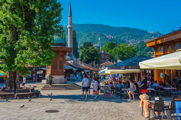 Saraybosna, Bosna-Hersek, 16 Temmuz 2023: Bosna-Hersek 'in başkenti Saraybosna' da güneşli bir günde Bascarsija Meydanı 'ndaki Sebilj çeşmesi