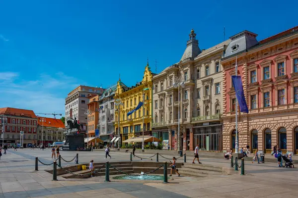 Zagreb, Hırvatistan, 30 Haziran 2023: Hırvatistan 'ın Zagreb kentindeki Ban Jelaciç meydanında yaz günü