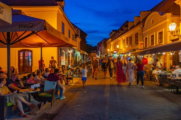 Zagreb, Hırvatistan, 30 Haziran 2023: Hırvatistan 'ın eski Zagreb kentinde bir sokakta gün batımı