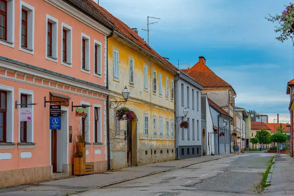 Varazdin, Hırvatistan, 2 Temmuz 2023: İnsanlar Hırvat kenti Varazdin 'de bir yaz akşamının keyfini çıkarıyorlar