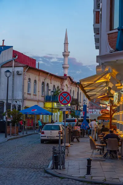Batumi, Gürcistan, 31 Ağustos 2023: Batumi, Gürcistan 'da ticari bir caddenin gün batımı manzarası
