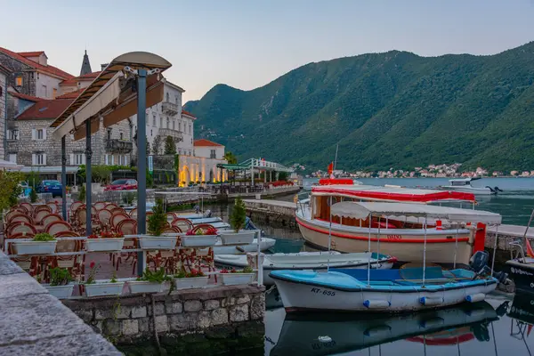 Perast, Karadağ, 8 Temmuz 2023: Karadağ 'ın Boka Kotorska körfezindeki Perast kasabasının gün doğumu manzarası