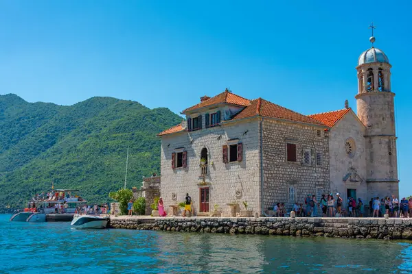 Perast, Karadağ, 8 Temmuz 2023: Karadağ 'da Perast yakınlarındaki Our Lady of Skrpjela Kilisesi