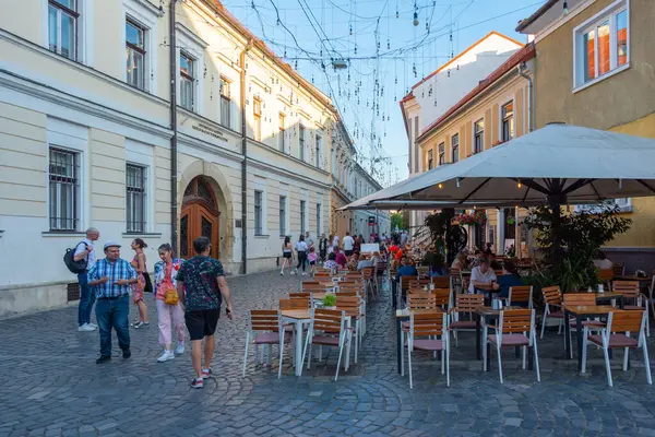 Cluj-Napoca, Romanya, 12 Ağustos 2023: Romanya 'nın Cluj-Napoca kentindeki bir caddenin gün batımı manzarası