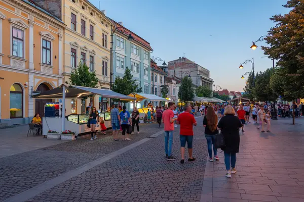 Sibiu, Romanya, 13 Ağustos 2023: Romanya 'nın Sibiu kentinde bir sokakta gün batımı