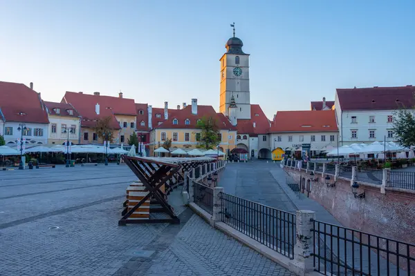 Sibiu, Romanya, 14 Ağustos 2023: Romanya 'nın Sibiu kentinde Piata Mica' nın günbatımı