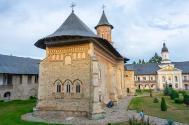 Neamt, Romanya, 16 Ağustos 2023: Romanya 'da bulutlu bir günde Neamt manastırı