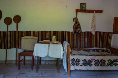 Suceava, Romanya, 17 Ağustos 2023: Romanya 'nın Suceava kentindeki Bucovina Village Museum' da tarihi evlerin içi
